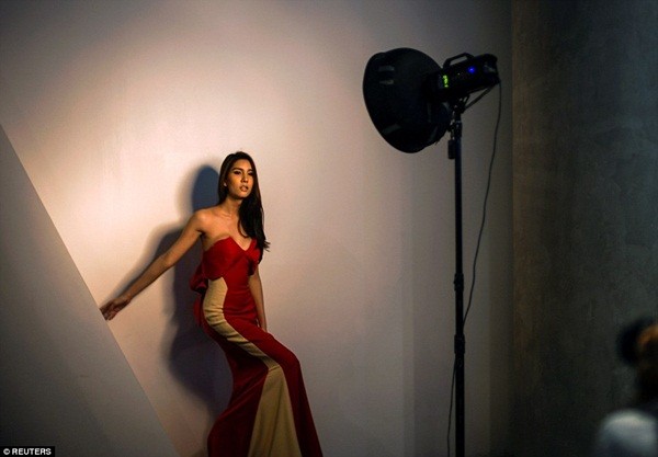 Hình ảnh ít biết trong cuộc thi Hoa hậu chuyển giới Thái Lan ảnh 14