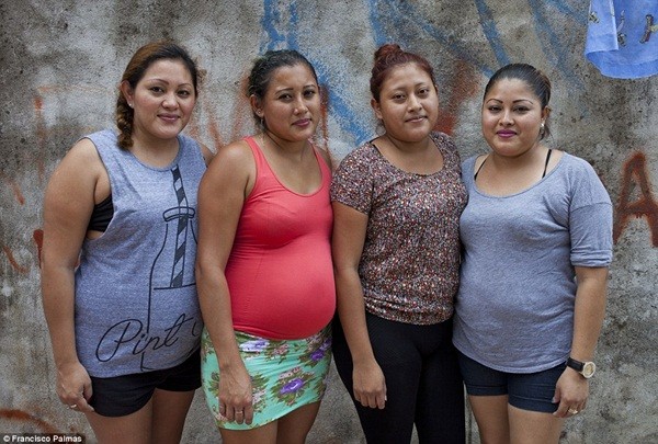 4 chị em nhà Hernandez (từ trái sang phải Milagros, 30 tuổi; Martha, 30 tuổi; Paulina, 22 tuổi và Maria, 27 tuổi đều đang mang thai hộ