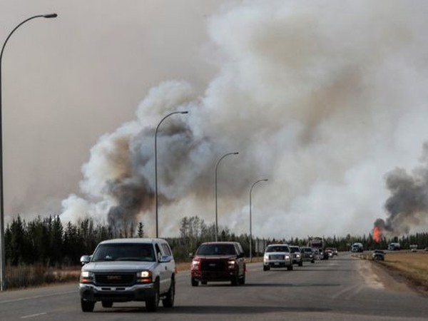 Cháy rừng khủng khiếp ở Canada đe dọa cuộc sống hơn 80.000 dân ảnh 3