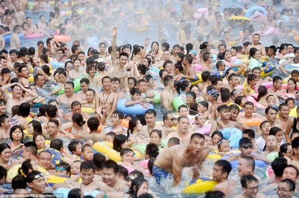 Hàng nghìn người đổ về một hồ bơi tại Trùng Khánh, Trung Quốc hôm 24-7