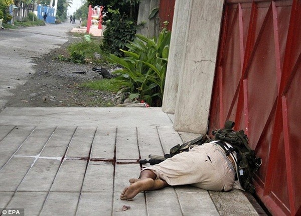 Cảnh sát Philippines bắn chết 6 vệ sĩ canh gác nhà thị trưởng buôn ma túy ảnh 3