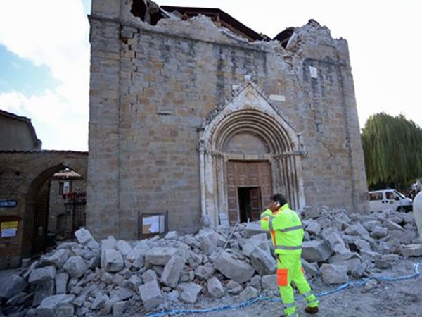 Chùm ảnh "thiên đường" biến thành "địa ngục" sau thảm họa động đất ở Ý ảnh 4