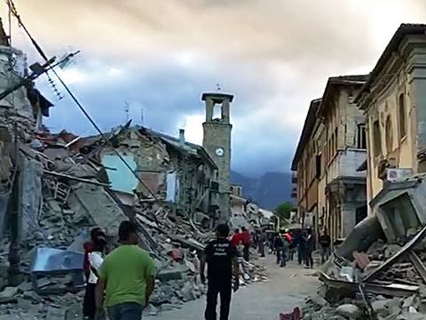 Chùm ảnh "thiên đường" biến thành "địa ngục" sau thảm họa động đất ở Ý ảnh 6