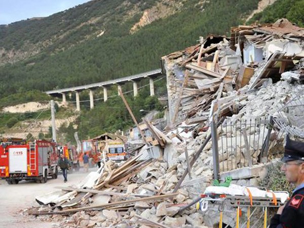 Chùm ảnh "thiên đường" biến thành "địa ngục" sau thảm họa động đất ở Ý ảnh 2