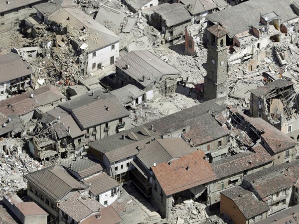 Chùm ảnh "thiên đường" biến thành "địa ngục" sau thảm họa động đất ở Ý ảnh 9