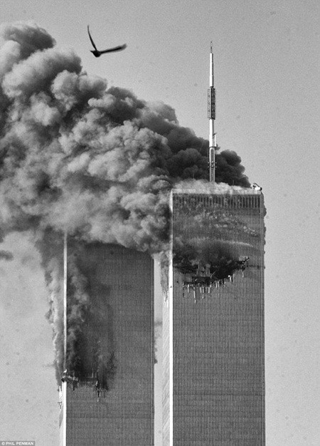 Nhiếp ảnh gia kể lại giờ phút kinh hoàng khi tòa tháp đôi Mỹ sụp đổ ảnh 2