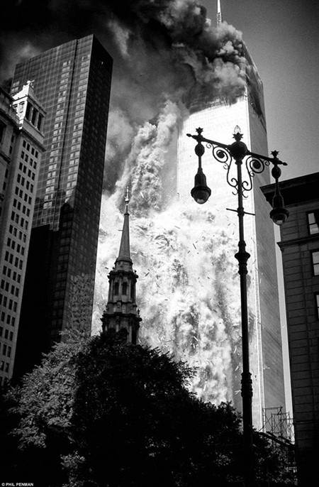 Nhiếp ảnh gia kể lại giờ phút kinh hoàng khi tòa tháp đôi Mỹ sụp đổ ảnh 4