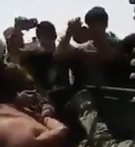 Binh sĩ Iraq bị tố tra tấn dân thường và trẻ em Mosul bằng búa để trả đũa IS ảnh 3