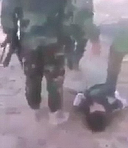 Binh sĩ Iraq bị tố tra tấn dân thường và trẻ em Mosul bằng búa để trả đũa IS ảnh 4