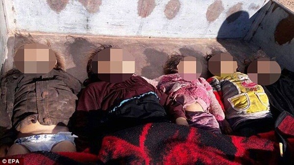 Thi thể trẻ em nằm xếp hàng trên mặt đất sau cuộc không kích tại Syria ảnh 1