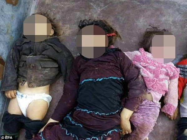 Thi thể trẻ em nằm xếp hàng trên mặt đất sau cuộc không kích tại Syria ảnh 2