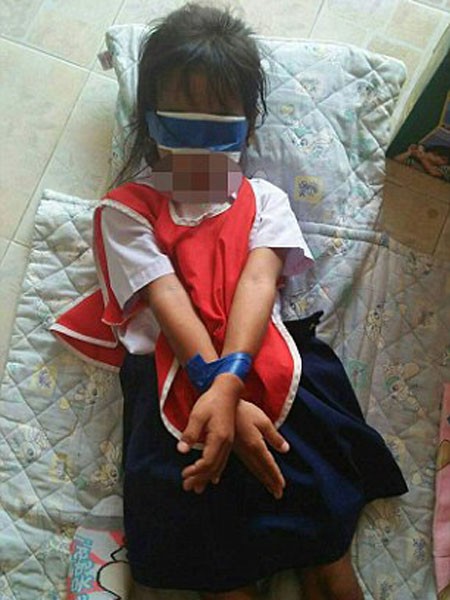 Thái Lan: Giáo viên trói tay, bịt mắt 2 bé gái trong lớp gây phẫn nộ ảnh 2