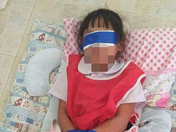 Thái Lan: Giáo viên trói tay, bịt mắt 2 bé gái trong lớp gây phẫn nộ ảnh 1