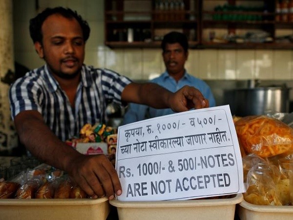 Hỗn loạn tại các ngân hàng Ấn Độ vì đổi tiền ảnh 2