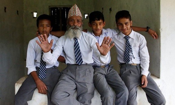 Nepal: Cụ ông 68 tuổi vẫn tới trường học ảnh 1