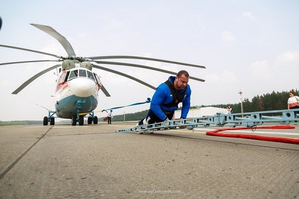 Lực sĩ Belarus kéo máy bay nặng 28 tấn ảnh 1
