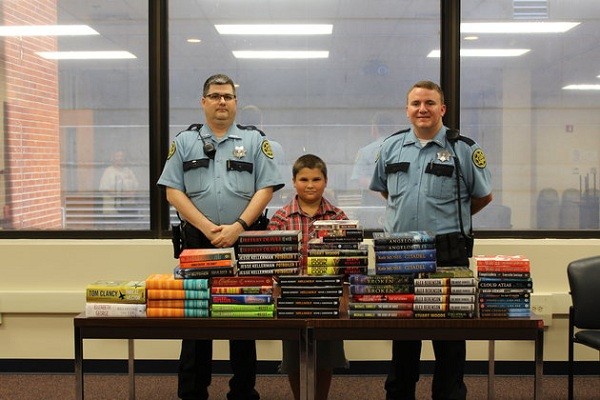 Mỹ: Cậu bé tặng sách cho tù nhân ảnh 1