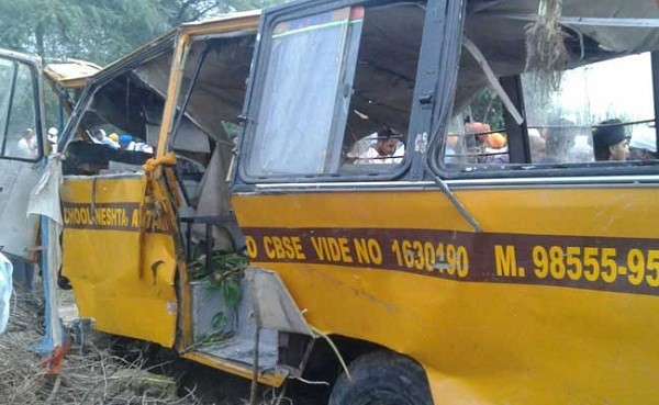 Xe buýt chở học sinh ở Ấn Độ lao xuống mương, 5 trẻ thiệt mạng ảnh 1
