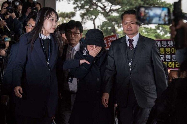 Lộ diện người đàn ông bí ẩn của bạn thân Tổng thống Hàn Quốc ảnh 1
