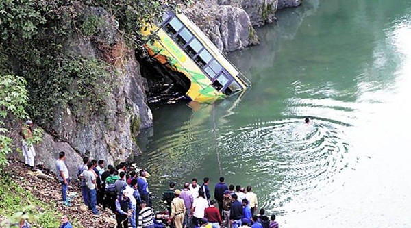 Xe buýt lao xuống sông Beas, 18 người chết ảnh 1