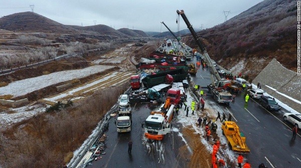 Tai nạn liên hoàn trên đường cao tốc Trung Quốc, hơn 50 người thương vong ảnh 1
