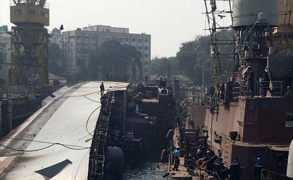 Tàu chiến Ấn Độ bị lật, 2 thủy thủ thiệt mạng ảnh 1