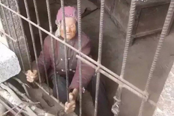 Bà lão 92 tuổi bị con nhốt trong chuồng lợn ảnh 1
