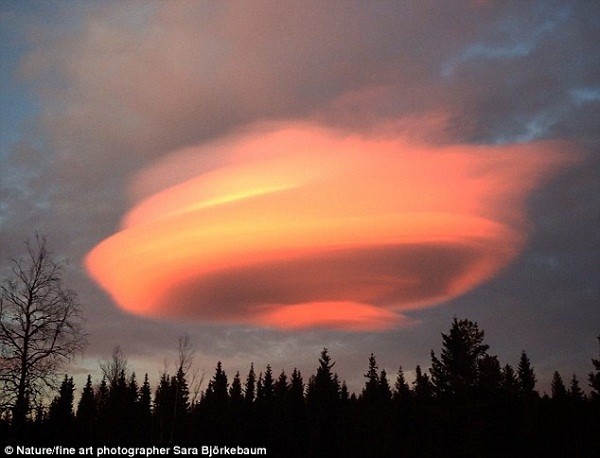 Đám mây giống đĩa bay ngoài hành tinh ảnh 1