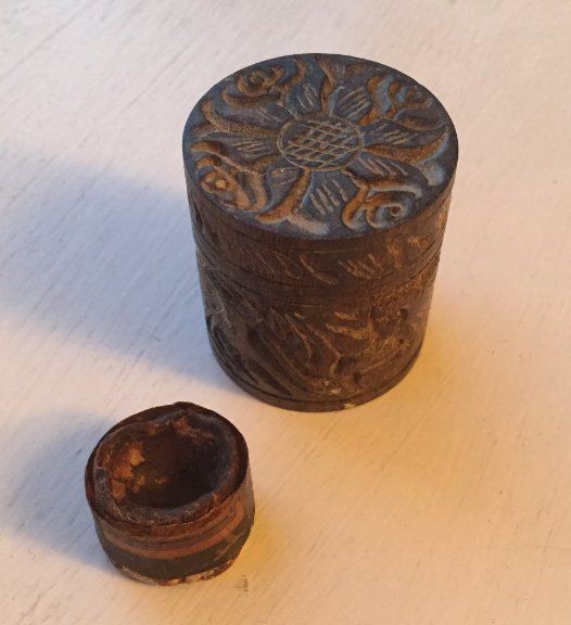 Miếng socola được bảo quản trong chiếc hộp gỗ nhỏ xinh