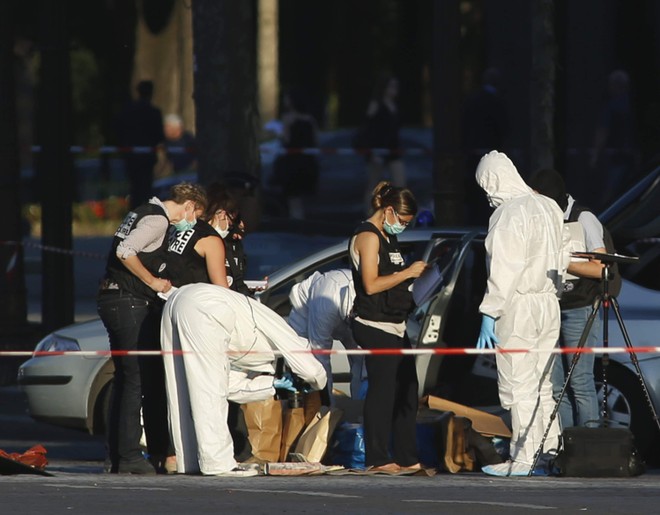 Vụ đâm xe ở đại lộ Champs Elysees: Tìm thấy nhiều súng trong nhà thủ phạm ảnh 1