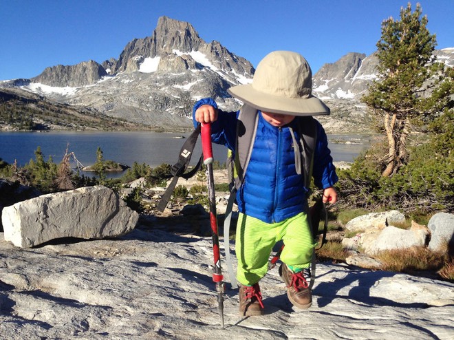 Cậu bé chưa đầy 2 tuổi vừa leo núi, vừa đi bộ... 483 km ảnh 10