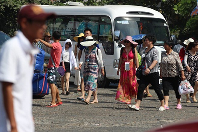Nhiều doanh nghiệp Trung Quốc "núp bóng" người Việt đưa khách vào Việt Nam