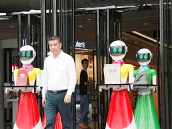 Đi mua sắm với 8 người hầu robot ảnh 1