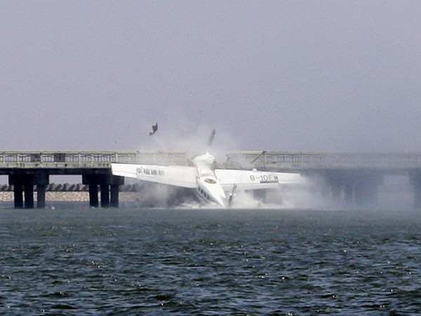 Thủy phi cơ lao vào cầu, 5 người tử nạn ảnh 1