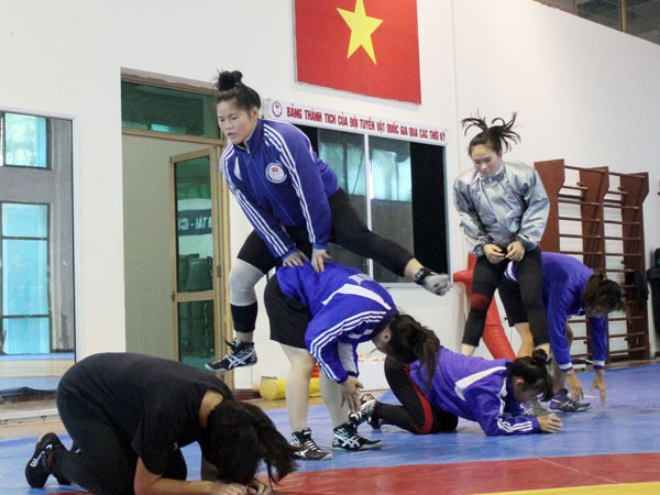 VĐV Nguyễn Thị Lụa cùng các đồng đội tập các bài vận động để ép