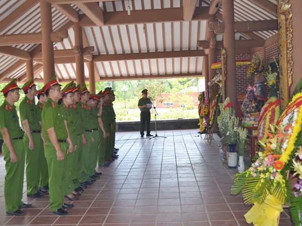 Đoàn công tác CAQ Long Biên tưởng nhớ, tri ân các thế hệ anh hùng liệt sỹ tại nghĩa trang liệt sỹ Trường Sơn