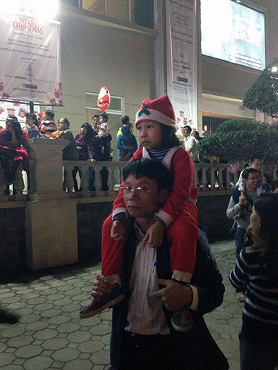 Trẻ em Hà Nội háo hức với lễ hội được hóa trang thành Ông già Noel ảnh 5