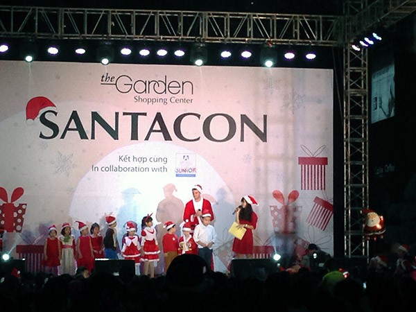 Trẻ em Hà Nội háo hức với lễ hội được hóa trang thành Ông già Noel ảnh 1