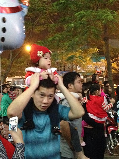 Trẻ em Hà Nội háo hức với lễ hội được hóa trang thành Ông già Noel ảnh 3