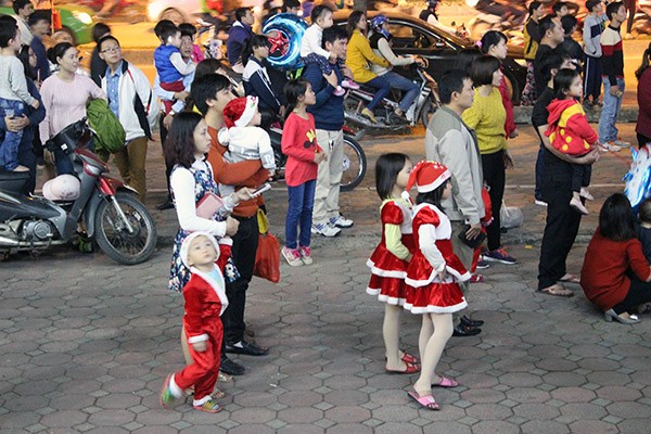 Trẻ em Hà Nội háo hức với lễ hội được hóa trang thành Ông già Noel ảnh 6