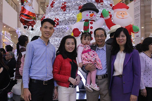 Trẻ em Hà Nội háo hức với lễ hội được hóa trang thành Ông già Noel ảnh 8