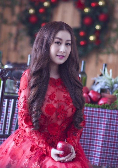 Kim Trang nồng nàn sắc đỏ đón Giáng sinh ảnh 1