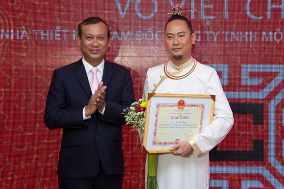 NTK Võ Việt Chung nhận bằng khen của Bộ trưởng Bộ VHTTDL ảnh 2