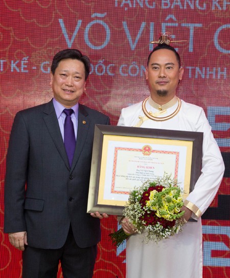 NTK Võ Việt Chung nhận bằng khen của Bộ trưởng Bộ VHTTDL ảnh 1