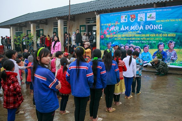 Nguyễn Thị Loan đội rét thăm trẻ em vùng cao ảnh 5