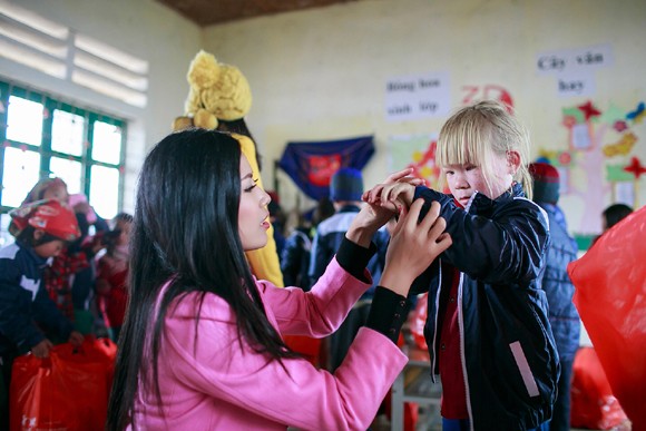 Nguyễn Thị Loan đội rét thăm trẻ em vùng cao ảnh 7