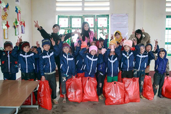 Nguyễn Thị Loan đội rét thăm trẻ em vùng cao ảnh 8