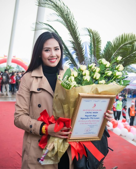 Huyền My sánh vai Nguyễn Thị Loan rạng rỡ làm đại sứ lễ hội Xuân Hồng 2015 ảnh 9