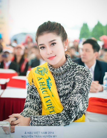 Huyền My sánh vai Nguyễn Thị Loan rạng rỡ làm đại sứ lễ hội Xuân Hồng 2015 ảnh 2