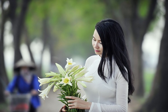 Hot girl Lương Giang “đọ” độ tinh khôi cùng hoa loa kèn ảnh 6